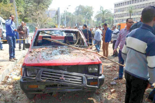 حطام سيارة في موقع الانفجار قرب جامعة القاهرة