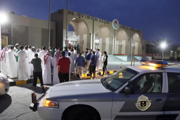  سيارات الشرطة طوقت الاتفاق بعد لحظات من اقتحام الجماهير الغاضبة للنادي 