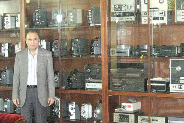 خويص وإلى جانبه المكتبة الكلاسيكية العالمية