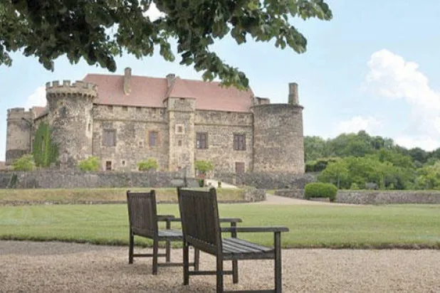 رجل أعمال فرنسي يبتاع قلعة من القرون الوسطى هدية لزوجته