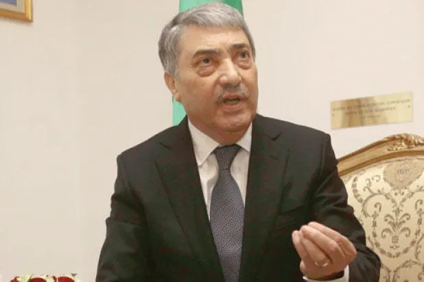 بن فليس لـ {الشرق الأوسط}: لا شيء يسرني أكثر من تسميتي {مرشح الشباب}