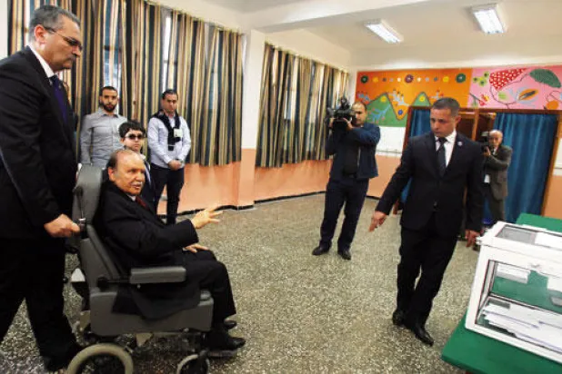 مشهد تصويت بوتفليقة على كرسي متحرك يعمق الجدل بشأن انتخابات الرئاسة الجزائرية