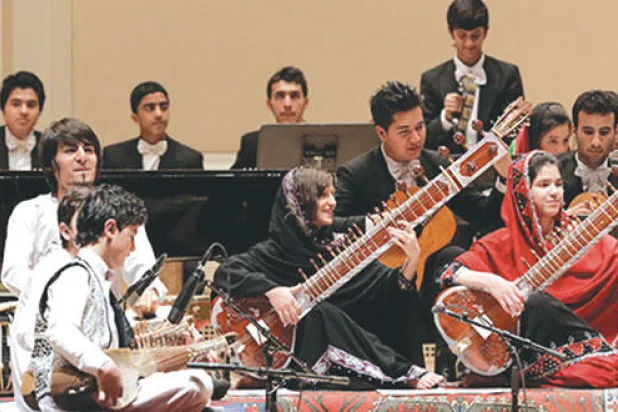 الشباب الأفغاني يعزف الموسيقى ويمارس الرياضة في خضم الحرب