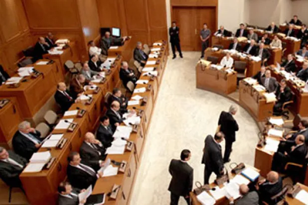 انتخاب رئيس جديد رهن بحضور ثلثي أعضاء البرلمان وتصويتهم