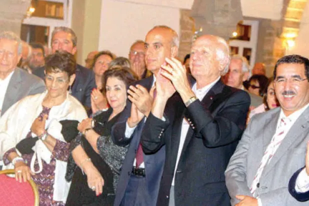 أندري أزولاي، مستشار العاهل المغربي والرئيس المؤسس لجمعية الصويرة موكادور، إلى جانب بعض حضور حفل افتتاح المهرجان («الشرق الأوسط»)