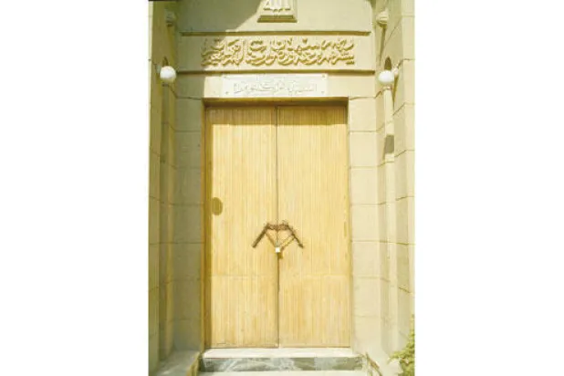 ضريح أم كلثوم يعاني من العزلة