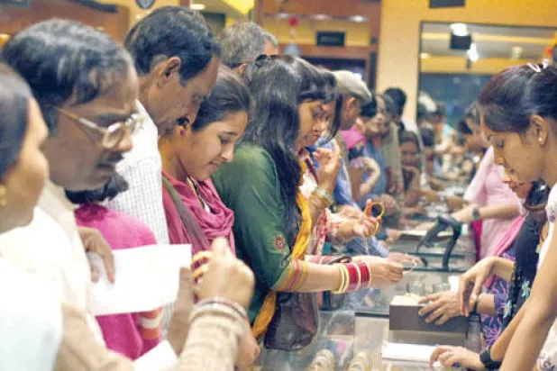 الذهب في السوق الهندية.. صراع مع الواردات دفاعا عن الروبية