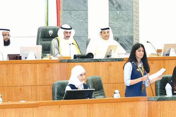 رئيس الوزراء الكويتي ينفي تقديمه أموالا لنواب عشية استجوابه في البرلمان