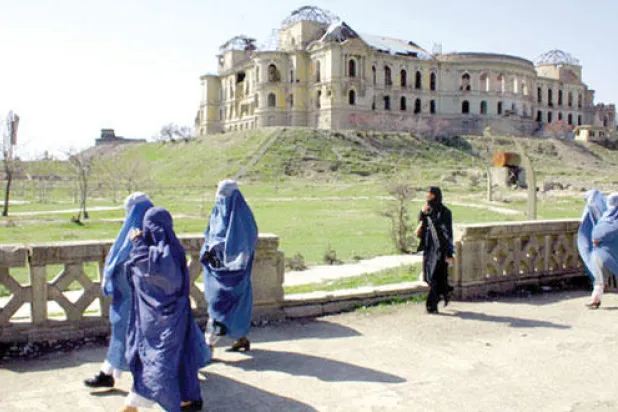 أفغانيات في نزهة أمام قصر دار الأمان («الشرق الأوسط»)