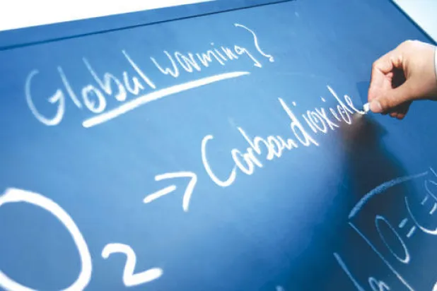 التغير المناخي يجد طريقه إلى الفصول الدراسية في العالم رغم العقبات