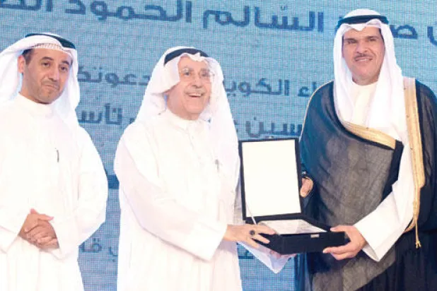 وزير الإعلام الكويتي سلمان الحمود الصباح مكرما أحد الأعضاء المؤسسين لرابطة الأدباء