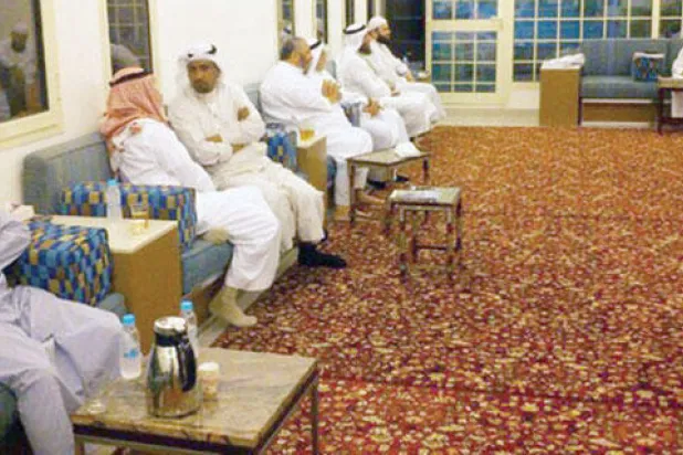 من مجلس محمد قطب بمنزله في حي العوالي بمكه المكرمة 2013 وفي الإطار غلاف كتاب {علم التوحيد} الذي كان مقررا على الطلبة السعوديين