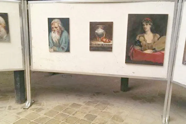 المعرض ضم 32 لوحة تنتمي لمدارس مختلفة من الكلاسيكية إلى ما بعد الحداثة («الشرق الأوسط»)