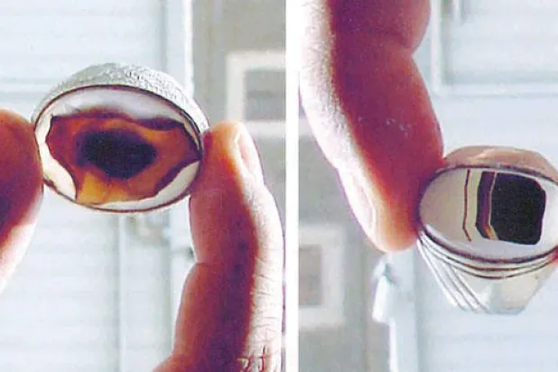 يمني يجمع الأحجار الكريمة.. ويقتني العقيق النادر