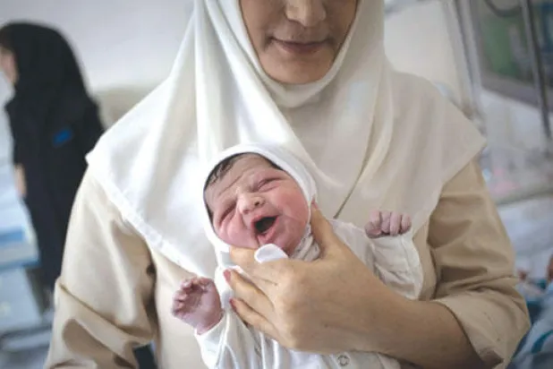 أمام حملة تحث على زيادة الإنجاب.. الأزواج الإيرانيون يشعرون بالارتياب