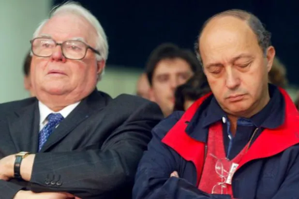 الصحف الفرنسية تسخر من وزير اعتاد النوم في اللقاءات الرسمية