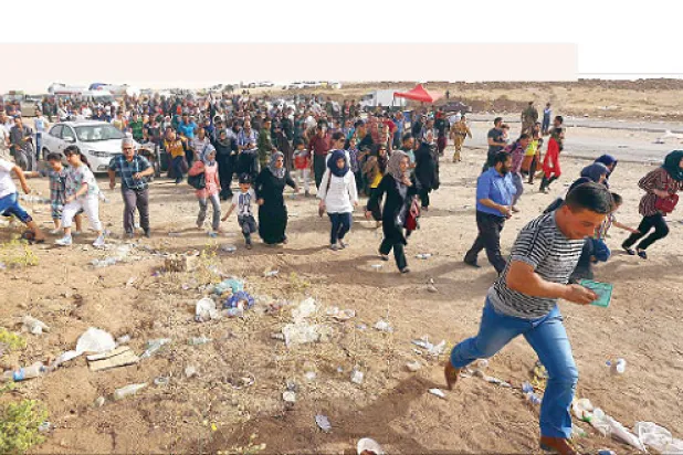 عراقيون يفرون من الموصل بعد استيلاء قوات «داعش» عليها باتجاه مدينة أربيل في إقليم كردستان أمس (أ.ب)