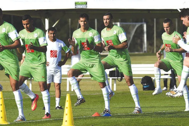 لاعبو الجزائر خلال التدريب الأخير قبل مواجهة بلجيكا في افتتاح المجموعة الثامنة اليوم (أ.ف.ب)