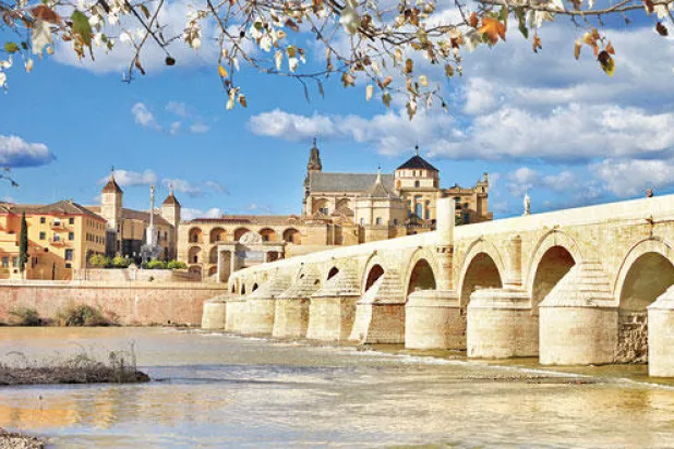 الجسر الروماني وفي الخلف يبدو مسجد قرطبة