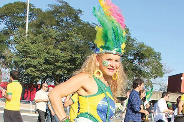 إنجليزية تتزين بألوان ثمانية مونديالات لمناصرة الأسود الثلاثة في البرازيل