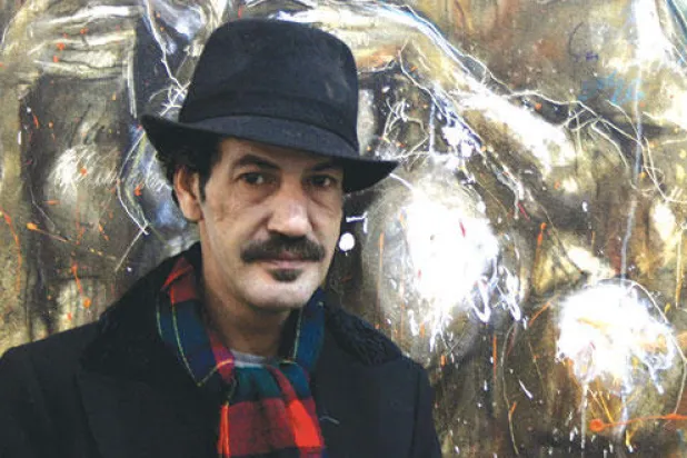 الفنان التشكيلي عبد الرحيم عقبي في صالة العرض «ماتيس» بمراكش («الشرق الأوسط»)