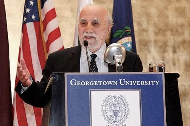 فؤاد عجمي.. رحيل أحد ألمع الأكاديميين في دراسات الشرق الأوسط