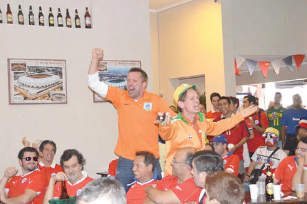 أنصار تشيلي يتوقعون فوز بلادهم بكأس العالم مع اعترافهم بصعوبة المهمة