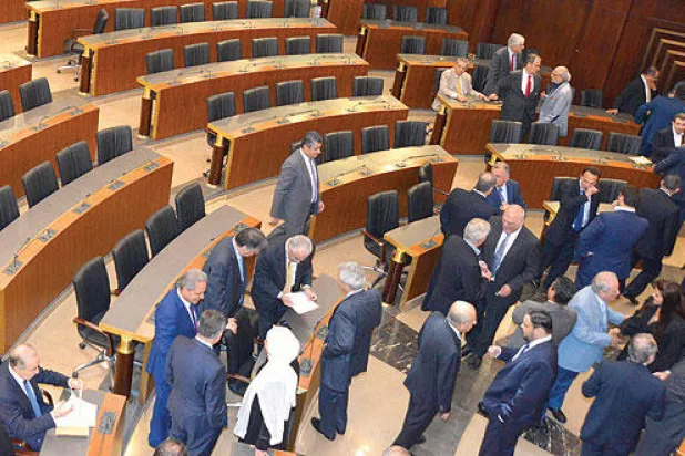 مبادرة عون تعقد انتخاب رئيس جديد وتعجل البحث في الاستحقاق النيابي