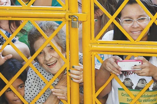 مشجعات ينتظرن بداية تمارين منتخب البرازيل في فورتاليزا (رويترز)