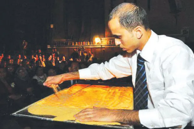 انتشار الرسم بالرمال في مصر لاجتذاب السياح