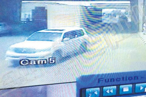 صورة خاصة بـ«الشرق الأوسط» من غرفة العمليات التي رصدت سيارة المعتدين الستة التي تحمل لوحة خليجية عقب إطلاقها النار على دورية أمنية في منفذ الوديعة (جنوب السعودية) أول من أمس