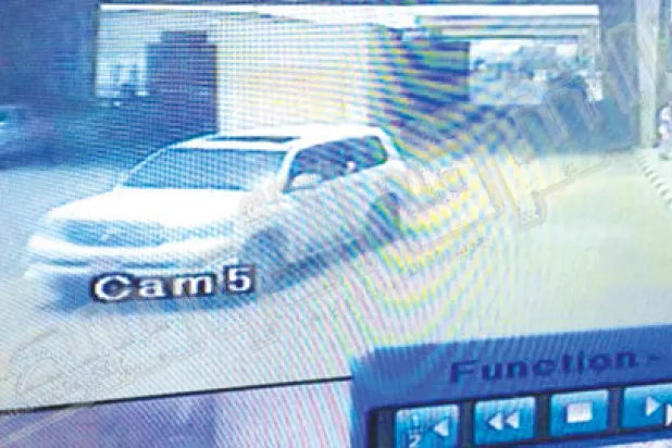 صورة خاصة بـ«الشرق الأوسط» من غرفة العمليات التي رصدت سيارة المعتدين الستة التي تحمل لوحة خليجية  عقب إطلاقها النار على دورية أمنية في منفذ الوديعة (جنوب السعودية) أول من أمس 