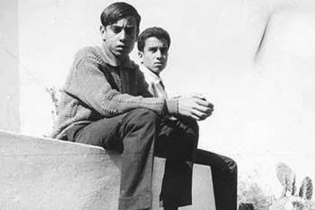 الجبالي وأحد أقربائه عندما كان شابا يجلسان على حائط بالقرب من منزله