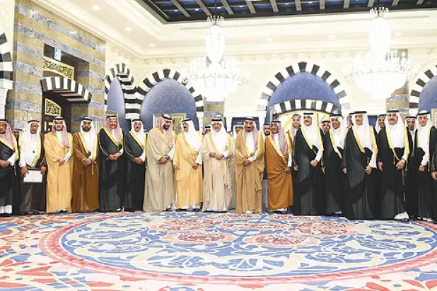 الامير سلمان بن عبد العزيز يتوسط الأمراء خالد الفيصل ومقرن بن عبد العزيز ومحمد بن فهد ومتعب بن عبد الله وسعود بن ثنيان وسلطان بن سلمان ومحمد بن سلمان وكبار داعمي مركز ابحاث الاعاقة بعد حفل تدشين الوقف الخيري في جدة أمس (واس)