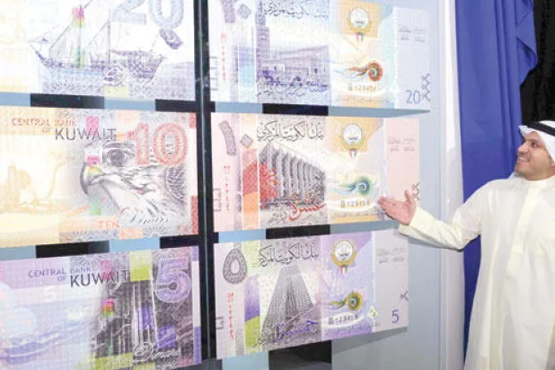 اكتشاف كميات محدودة لعملات مزيفة من الإصدار الجديد للدينار الكويتي