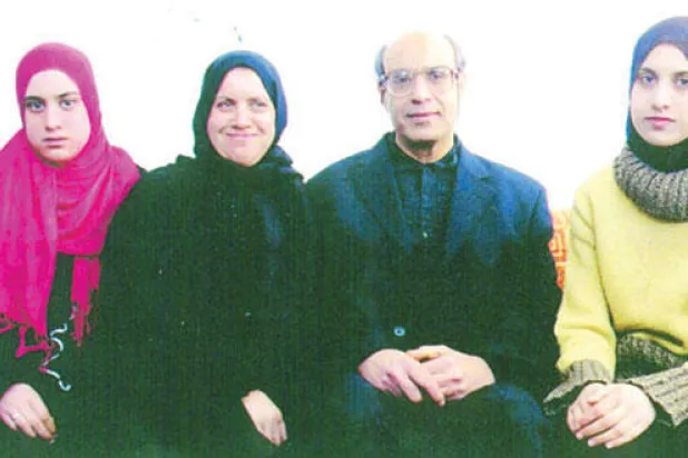 حمادي الجبالي مع زوجته وابنتيه يوم خروجه من السجن في سبتمبر 2006