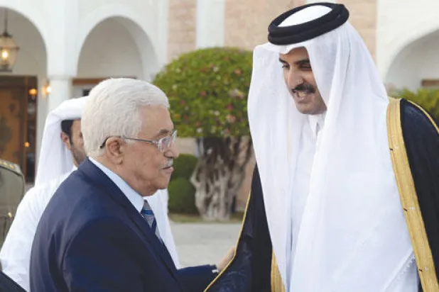 أمير قطر الشيخ تميم بن حمد آل ثاني لدى استقباله رئيس السلطة الفلسطينية محمود عباس في الدوحة أمس (أ.ف.ب)