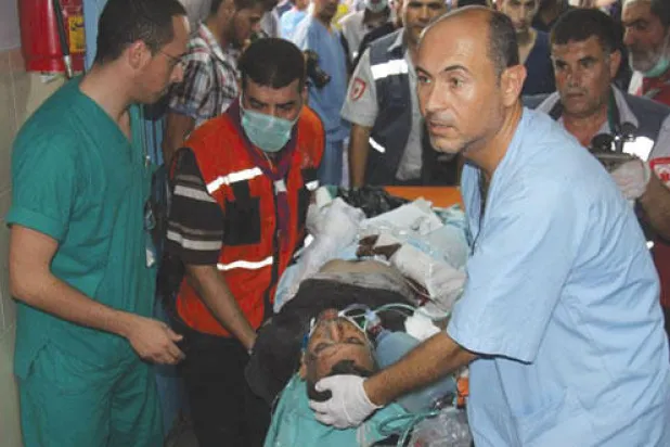 أطباء مستشفى الشفاء في غزة تحت القصف الإسرائيلي وضغط العمل 24 ساعة