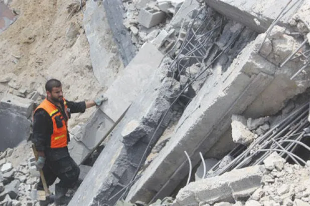 طواقم الدفاع المدني بغزة.. ومعاناة لانتشال الضحايا