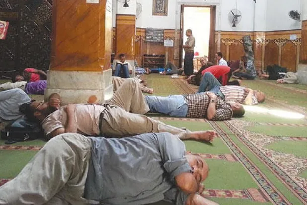 الاعتكاف سيد الموقف في العشر الأواخر من رمضان بمساجد القاهرة