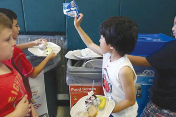 مدارس أميركية تدرب الطلاب على تحويل الأغذية إلى سماد عمليا