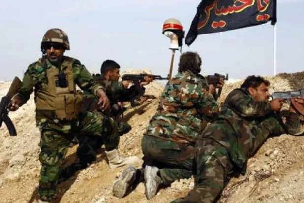 مقاتلون شيعة يعلقون جثث مقاتلين لداعش في مدينة بعقوبة