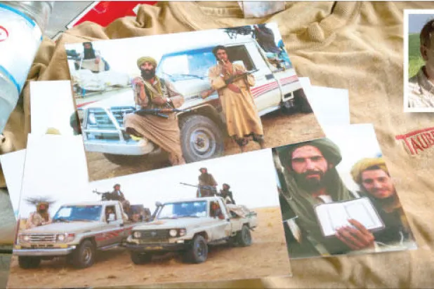 صور ومتعلقات احتفظ بها السويدي هارلد أيكلر (في الإطار) خلال اختطافه في الصحراء الجزائرية عام 2003 ({نيويورك تايمز})