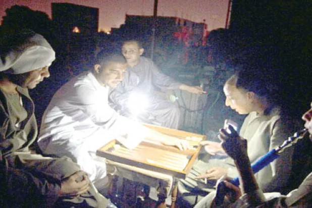 انقطاع الكهرباء ينعش سوق الشموع والمولدات الكهربائية في مصر