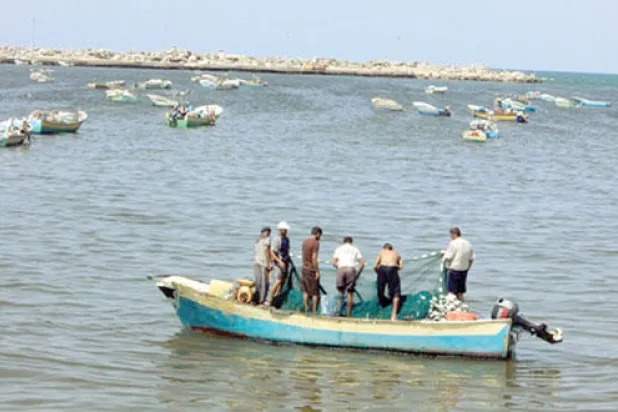 موسم الصيد في غزة: البوارج الإسرائيلية تقنص قوارب الصيادين