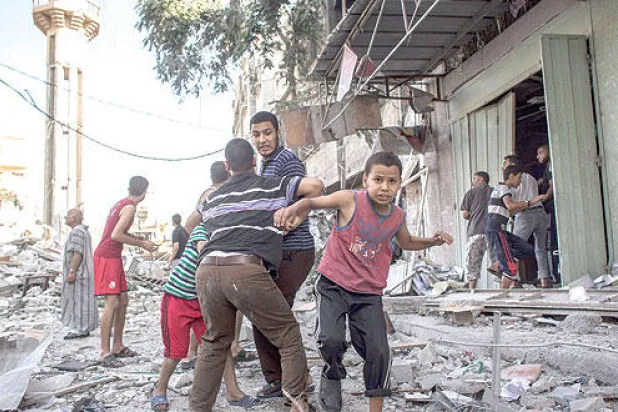 آلاف من سكان غزة يجدون أنفسهم في مدارس «الأونروا» ثانية مع تجدد الغارات