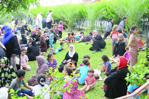 غزيون يفترشون ممرات مستشفى الشفاء وحدائقه.. وينتظرون تحقق الوعود