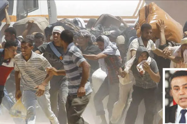 مصريون وعرب يحاولون عبور الحدود إلى تونس هربا من القتال في ليبيا مطلع أغسطس الحالي (رويترز)، رئيس الحكومة التونسية مهدي جمعة زار دولا غربية وبحث تسليح الجيش (أ.ف.ب)