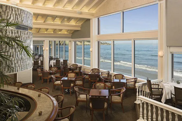 جانب من مطعم «مارين روم» المطل على البحر مباشرة