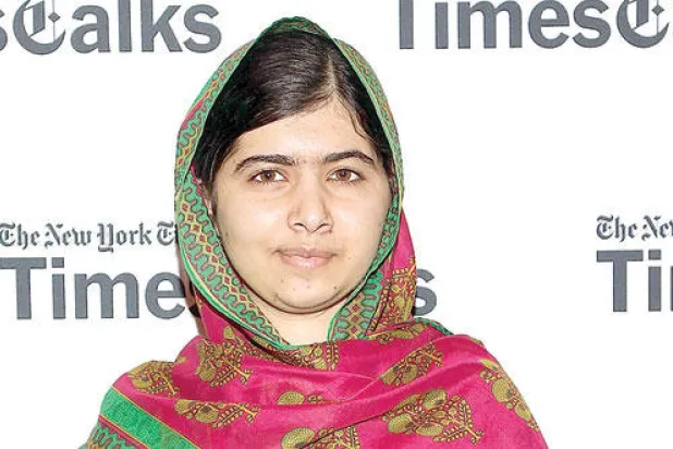 أم مالالا يوسف زاي تتعلم القراءة والكتابة وبعض الكلمات الإنجليزية